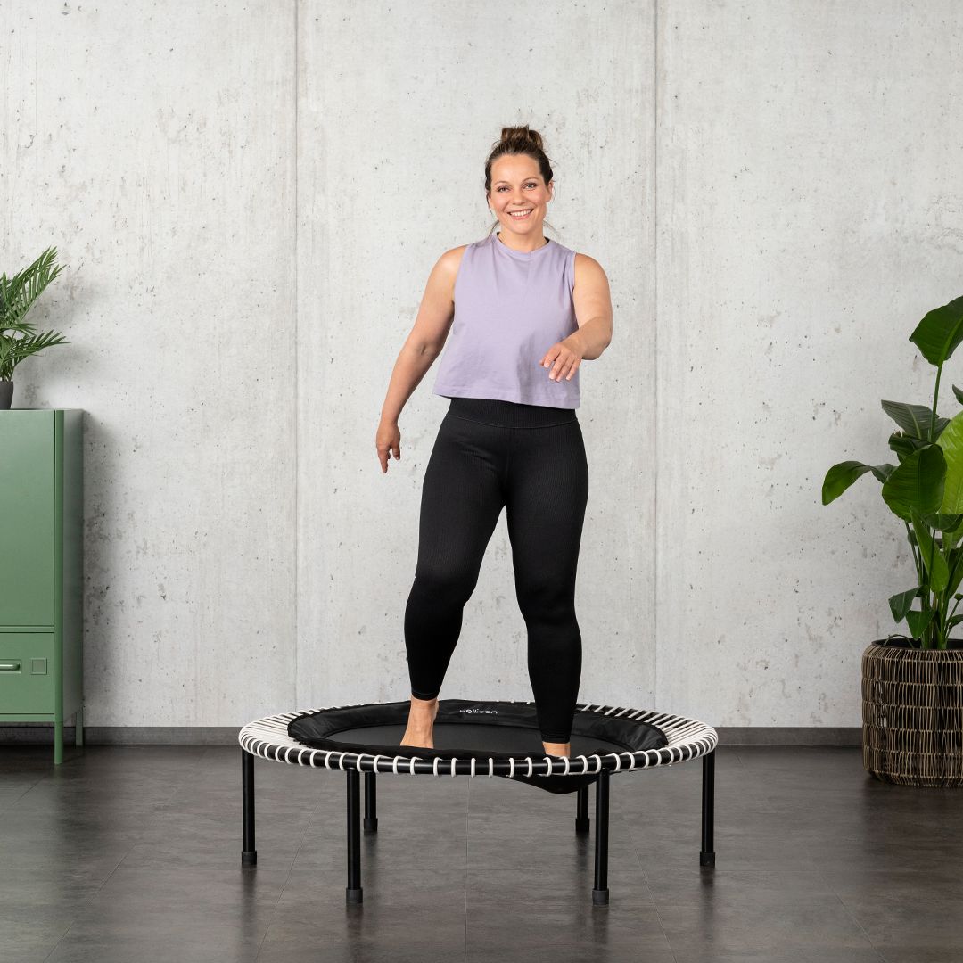 Een vrouw op de bellicon doet een low-impact workout.