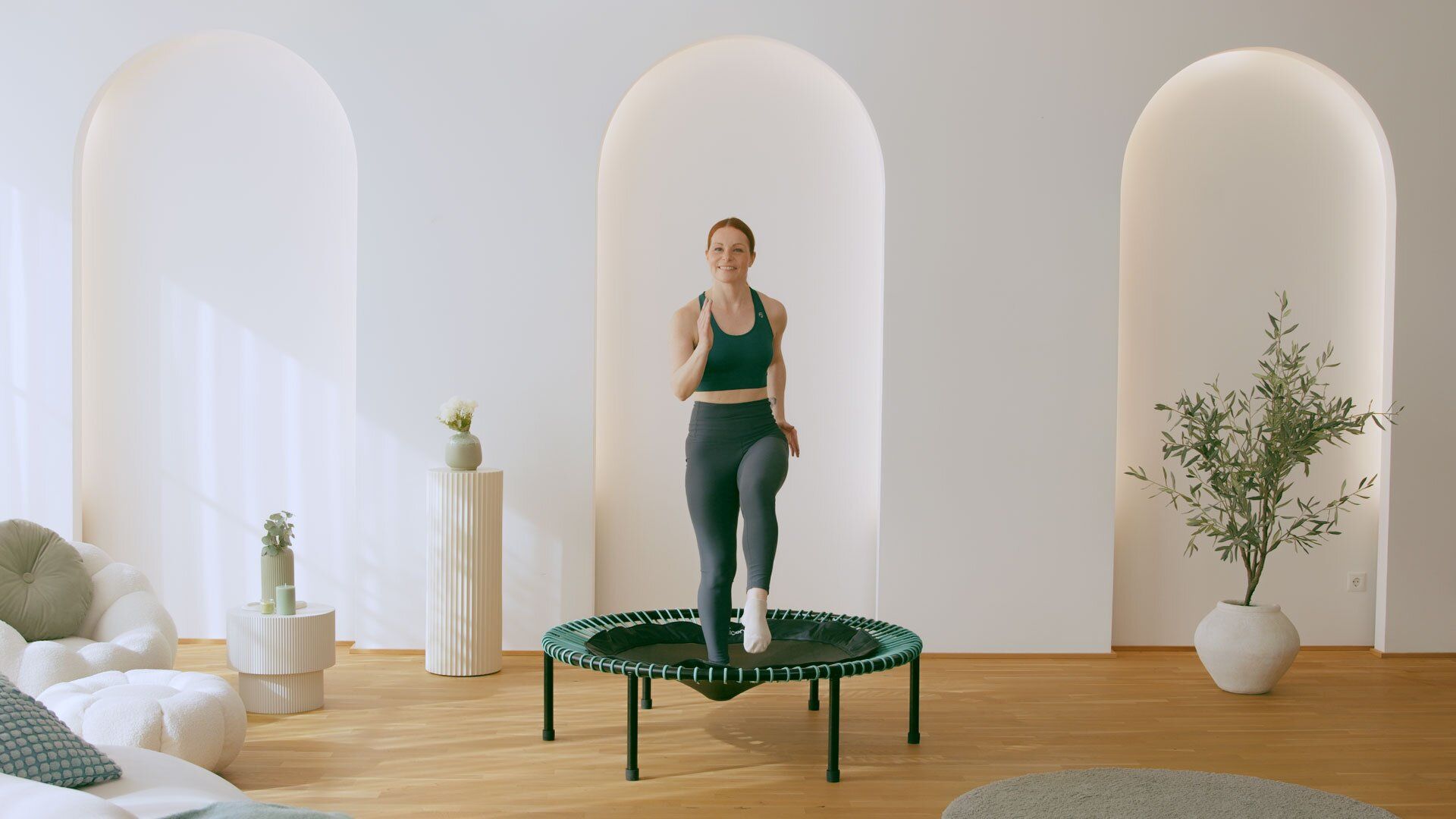 Femme qui fait du jogging sur un rebounder bellicon édition menthe.