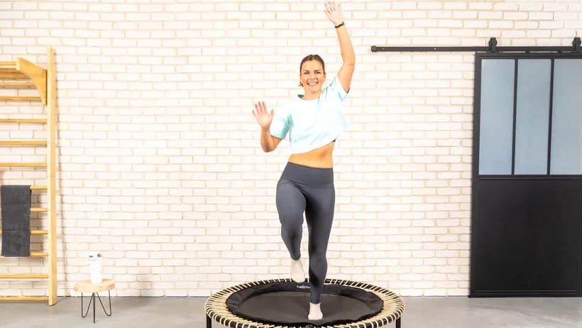 Eine Frau macht Beckenbodentraining auf dem bellicon-Rebounder