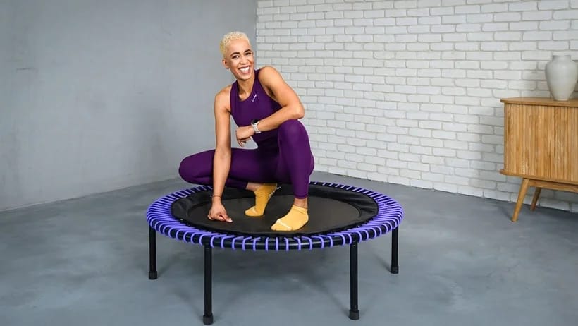 Eine Frau sitzt auf einem bellicon-Rebounder.