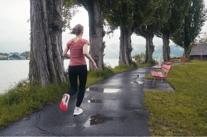 Nicole Hadel läuft draußen.