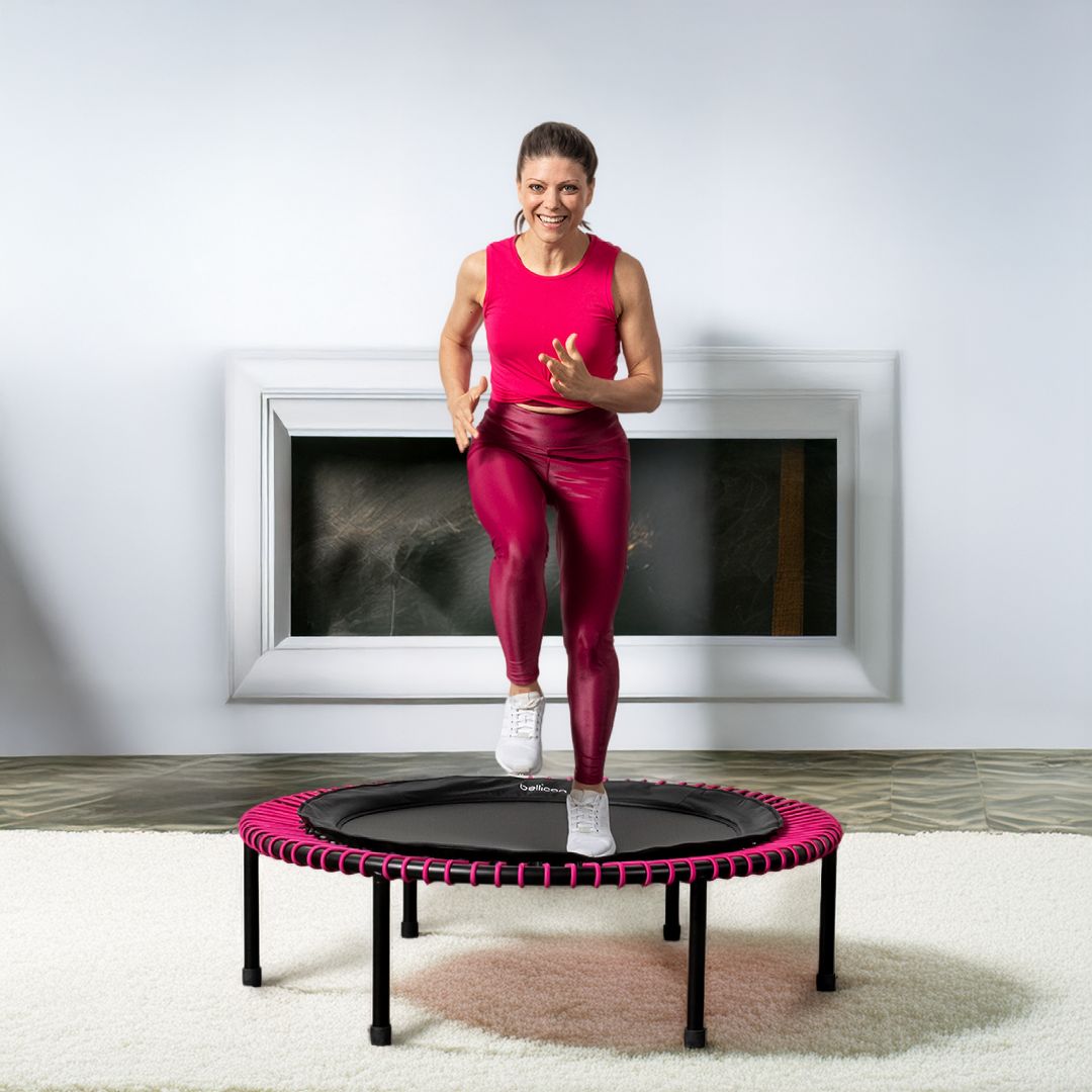 Eine Frau macht ein Cardio-Workout auf dem bellicon Rebounder.