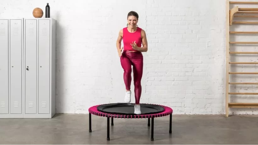 Younger woman ist working out on the bellicon health rebounder.