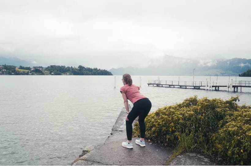 Nicole Hadel ruht sich nach der Joggingrunde aus.