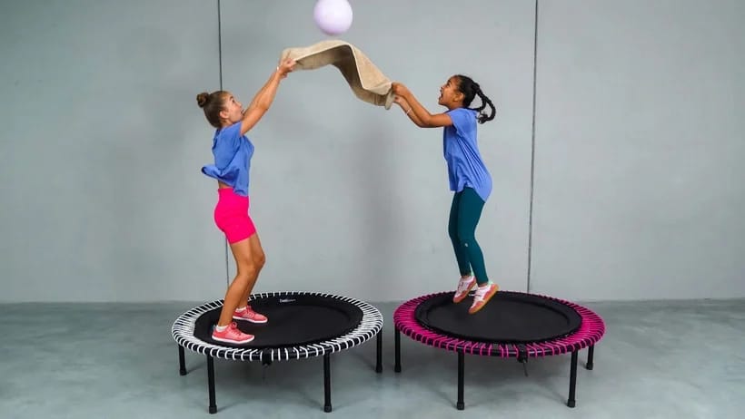 Kinder spielen auf dem bellicon mit einem Ball.