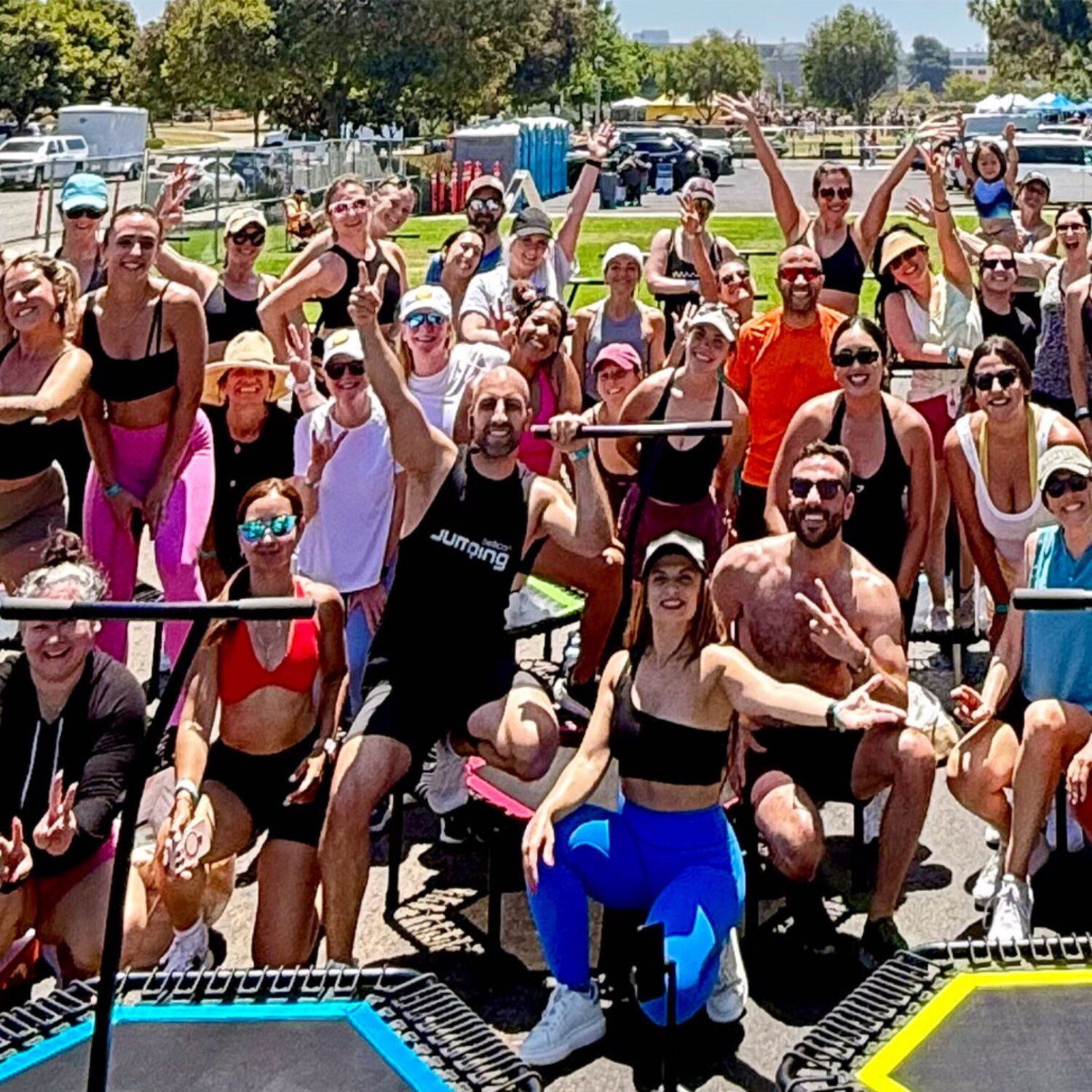 Gruppenbild einer grossen bellicon Jumping Trainingsgruppe.