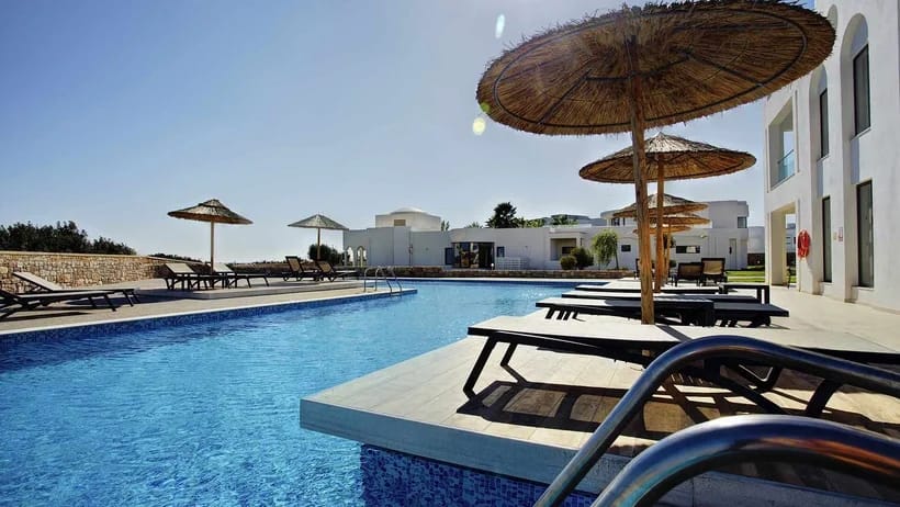 Outdoor-Pool des Hotels Plimmiri.