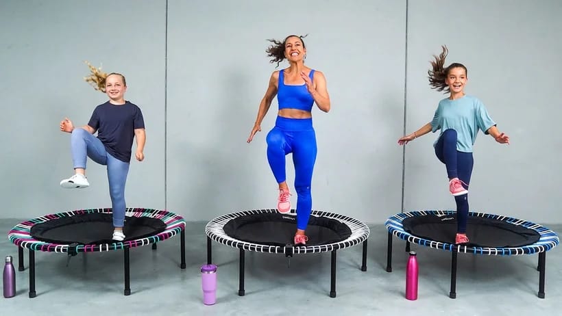 Zwei Kinder hüpfen hin und her auf dem bellicon. 