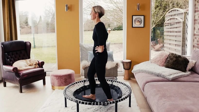 Nadja Will sautant sur un bellicon.