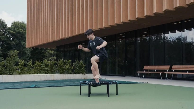 Jonas Junker s'entraîne sur le bellicon.