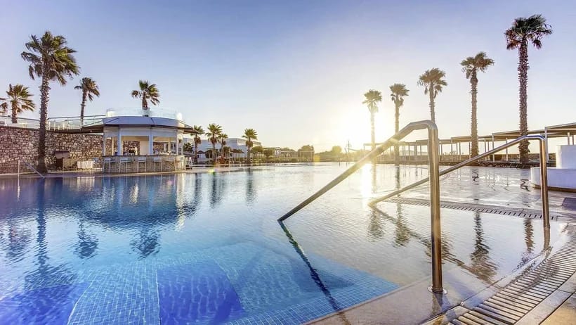 Pool des Hotels Plimmiri.