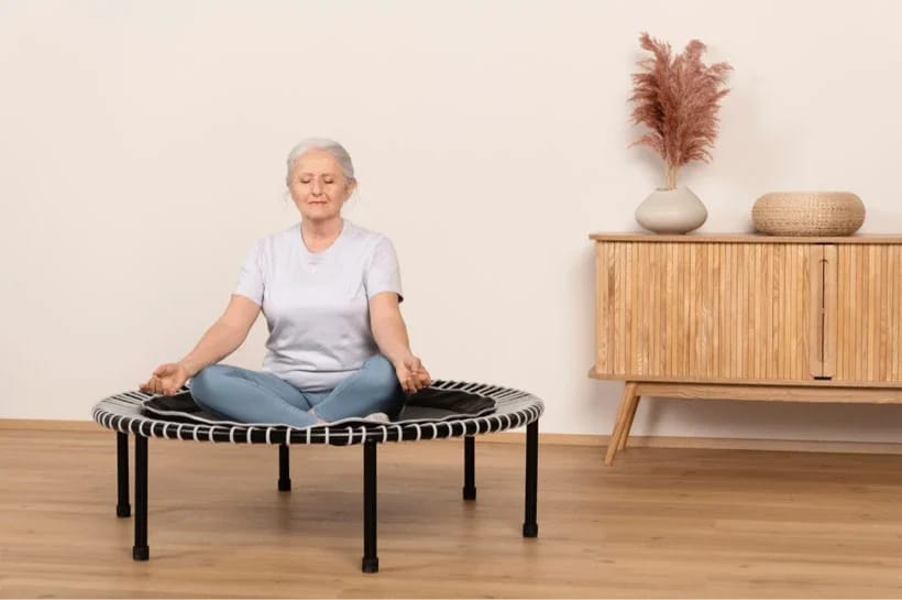 Une femme profite du moment sur le minitrampoline.