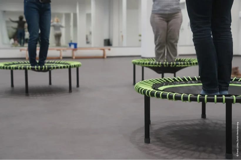 Collaborateurs de Zurich à l'entraînement, debout sur le bellicon ; extrait de photo