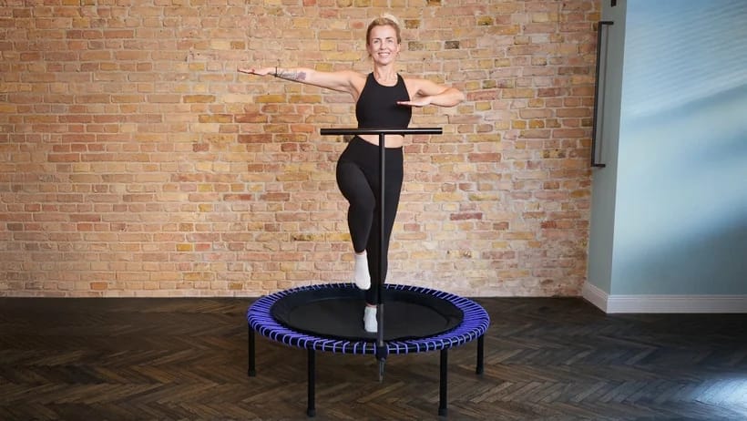 Nadja Will fait des exercices d'équilibre sur le bellicon.