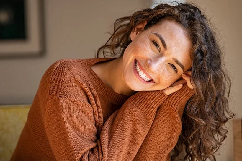 La femme sourit et est heureuse.