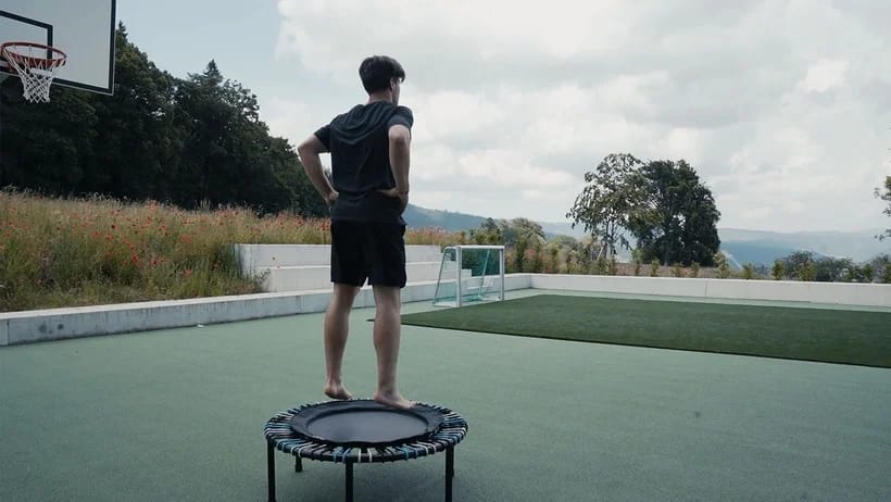 Jonas Junker s'entraîne à l'extérieur sur le bellicon.